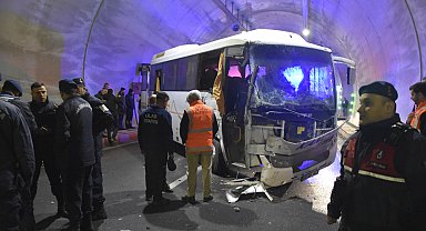 Yolcu midibüsü tünelde TIR'a çarptı: 14 yaralı