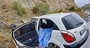 Yolcu otobüsüyle otomobil çarpıştı: 2 ölü, 4 yaralı