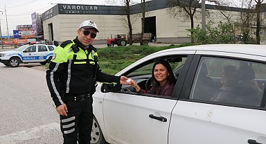 Yolcularla fotoğraf çektiren trafik polislerinden uyarı; lütfen bu güzel kareyi bozmayalım