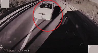 1 kişinin öldüğü, otomobille belediye otobüsünün kafa kafaya çarpıştığı kaza kamerada