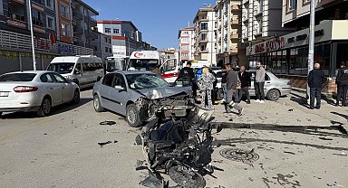 14 yaşındaki sürücünün motosikleti, otomobille çarpıştı: 2 yaralı