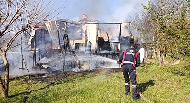 2 katlı ahşap ev yandı
