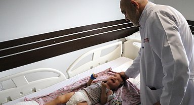 2 yaşındaki çocuğa, yanağından alınan yama ile idrar kanalı oluşturuldu