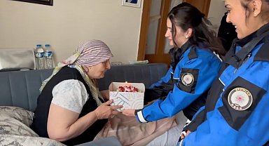 71'inci yaşını birlikte kutlamak istediği polisler pastaya geldi