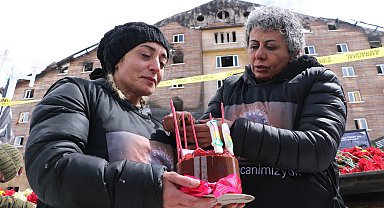 78 kişinin hayatını kaybettiği otelin önünde gözyaşlarına boğuldular