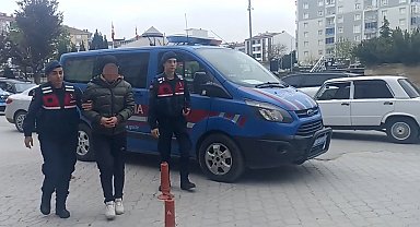 90 yaşındaki annesini dövüp altın ve parasını alan şüpheli ile kız arkadaşı yakalandı