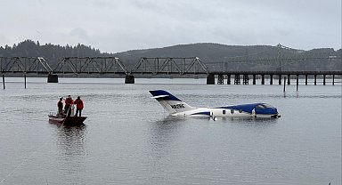 ABD'de bir uçak pistten kayarak suya düştü