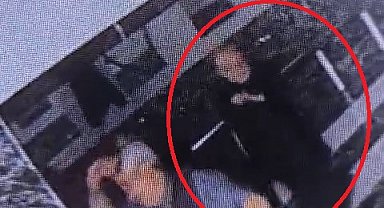 Abdest alan kişinin astığı ceketin cebinden 29 bin TL'sini çaldı; hırsızlık kamerada