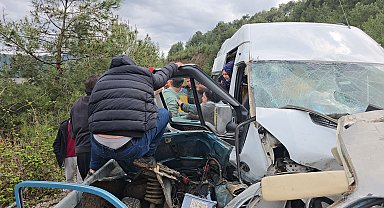 Adana'da otomobil ile minibüs çarpıştı; aynı aileden 5 kişi öldü, 10 yaralı-Yeniden