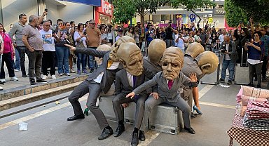 Adana'da Polonyalıların sokak tiyatrosu ilgi çekti