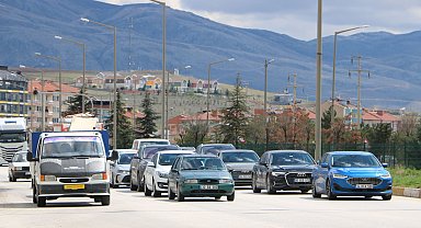 Afyonkarahisar- Antalya kara yolunda bayram dönüş trafiği