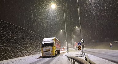 Ağrı'da eğitime kar engeli; Yolda kalan araçlar için küreme çalışması başlatıldı