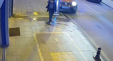 Alkollü sürücünün kullandığı otomobil kaldırımda yürüyen çocuğa çarptı