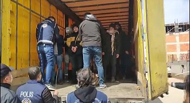 Amasya'da TIR'ın dorsesinden 10 kaçak göçmen çıktı; 1 gözaltı