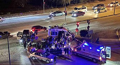 Ambulansla cipin çarpıştığı kaza kamerada; 9 yaralı