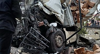 Ankara'da parkın duvarına çarpan TIR'ın şoförü öldü