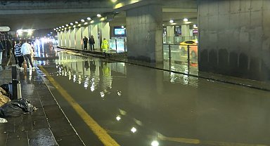 Ankara'da sağanak; cadde ve sokaklar suyla doldu