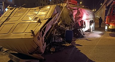 Arazözün otomobil ile istinat duvarına çarptığı kaza kamerada; 1 ölü, 1 yaralı