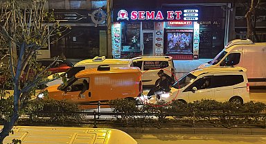 Arızalanan aracı, arkadaki aracın kaputuna oturup bacaklarıyla ittirerek götürdüler