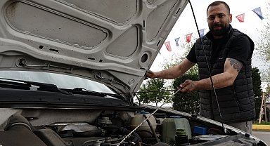 Arızalanan aracını, gaz koluna ip bağlayıp, 1,5 kilometre uzaklıktaki sanayiye götürdü