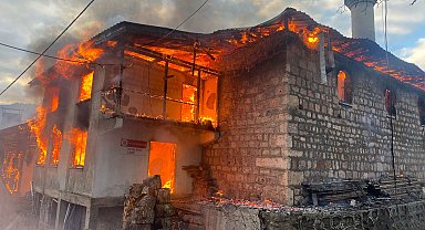 Artvin'de 4 ev, cami ve lojman yandı