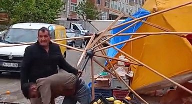 Artvin'de fırtına etkili oldu; tezgahlar devrildi, sebze ve meyveler yola döküldü