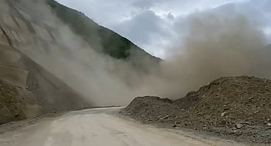 Artvin'de heyelan nedeniyle karayolu kapandı; o anlar kamerada