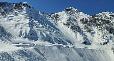 Artvin'de nisanda kar yağışı
