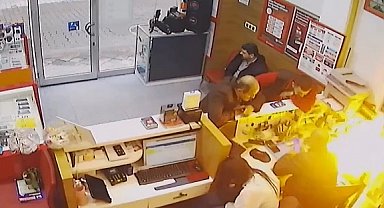 Artvin'de telefon bataryası alev aldı; o anlar kamerada