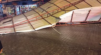 Aydın'da kuvvetli rüzgar; çatılar uçtu, ağaçlar devrildi