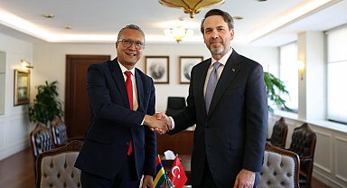 Bakan Bayraktar, Mauritiuslu mevkidaşı Assirvaden ile görüştü