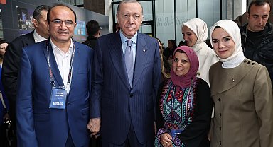 Bakan Göktaş, Gazze'de gönüllü olarak görev yaparken yuva kuran profesörü paylaştı