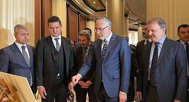 Bakan Işıkhan, '1 Mayıs Fotoğraf Sergisi'ni gezdi