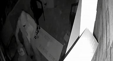 Balyozla duvarı kırıp, iş yerine girdi; 650 bin lira değerinde eşya çalıp kaçtı