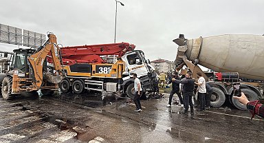 Bartın'da 3 aracın çarpıştığı kaza kamerada; 8 yaralı