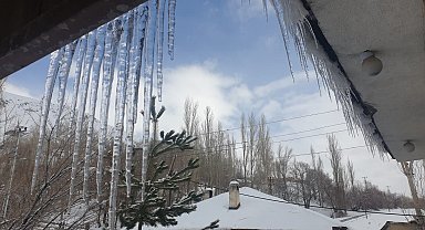 Başkale'de evlerin çatılarında buz sarkıtları oluştu