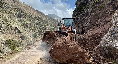 Batman'da heyelanlardan kapanan 60 yoldan 30'u açıldı