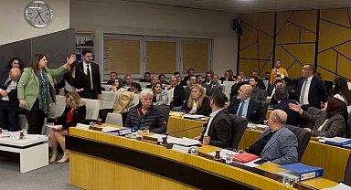 Belediye meclisinde 'parmak sallama' gerginliği