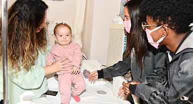 Beşiktaş Kadın Futbol Takımı, hastanede tedavi gören çocuklara sürpriz yaptı