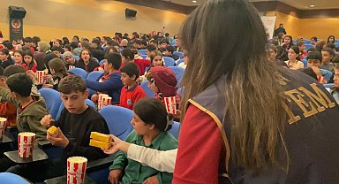 Bitlis'te öğrenciler, 'Aybüke Öğretmen Oldum Ben' filmini izledi