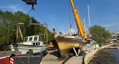 Bodrum'da 2 yıldır yarı batık haldeki tekne vinçle çıkarıldı