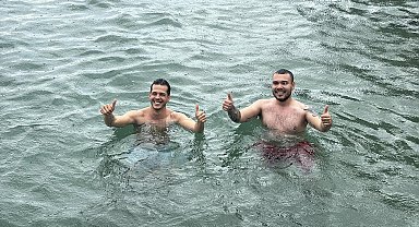 Bodrum'da kuvvetli sağanak sırasında denize girdiler