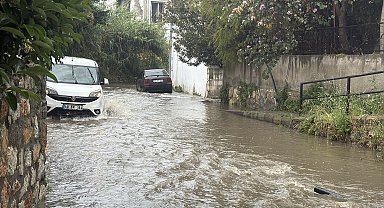 Bodrum'da sağanak etkili oldu; sel suları nedeniyle denizin rengi kahverengine döndü