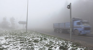 Bolu Dağı'nda yeşil alanlar karla kaplandı