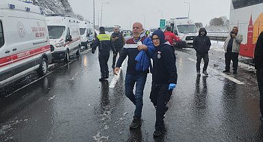 Bolu'da otoyolda 8 araç zincirleme kazaya karıştı; 10 yaralı