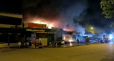 Borcunu ödemediği iddiasıyla hırdavatçının dükkanını benzin döküp, ateşe verdiler