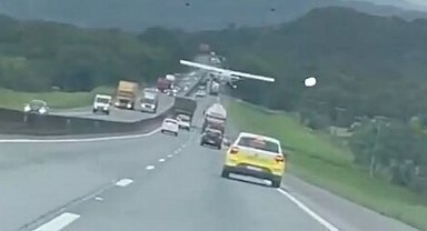 Brezilya'da motoru duran uçak otoyola indi