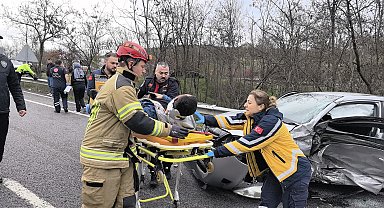 Bursa'da hafif ticari araç ile otomobil çarpıştı: 3 yaralı