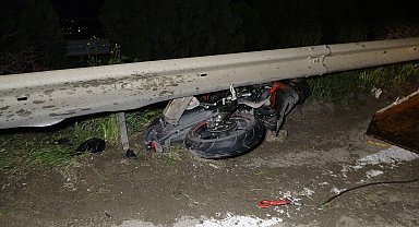 Bursa'da önce kamyonete ardından bariyerlere çarpan motosiklet sürücüsü hayatını kaybetti
