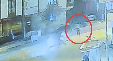 Bursa'da otomobil ile çarpışan motosiklet sürücüsü ağır yaralandı; kaza anı kamerada